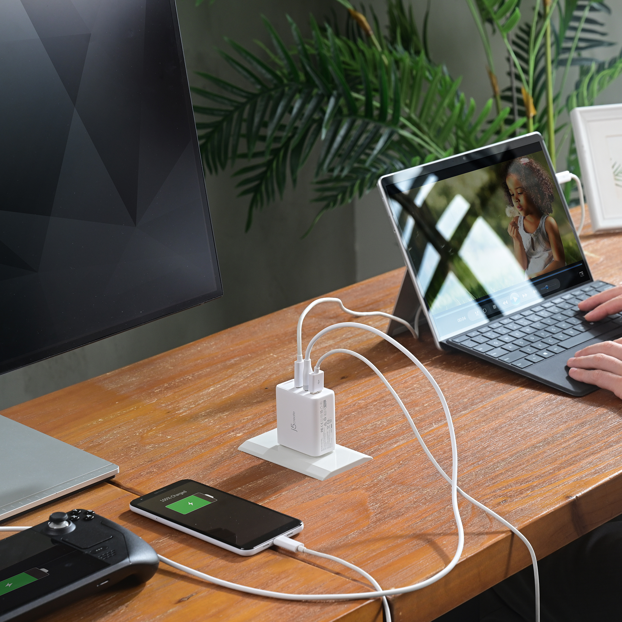 j5create 65W GaN USB-C 3-ports rejseoplader med udskiftelige strømstik (vekselstrøm/AC) og USB-C-kabel